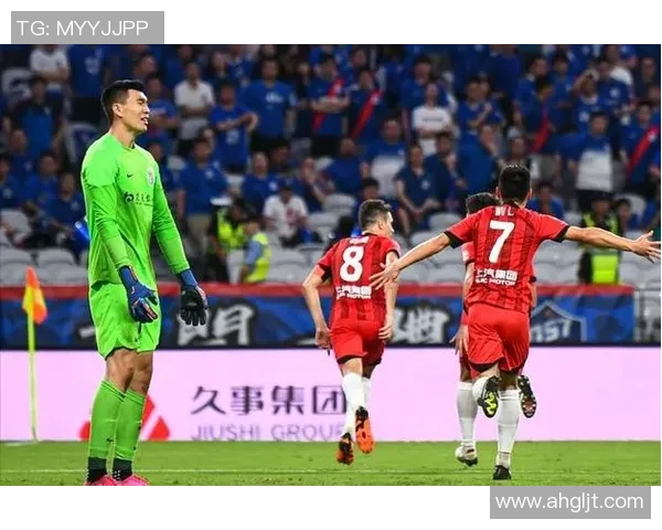 上港与申花激战正酣最终晋级之路谁能笑到最后